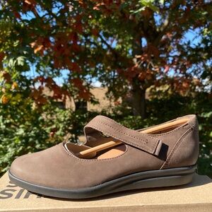 New with box CLARKS WOMENS TAMZEN WALK SHOES Color: Taupe Nubuck Size: 8 M